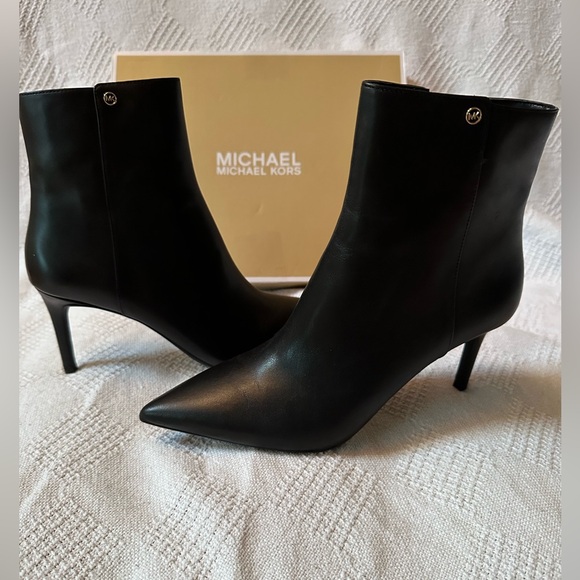 Michael Kors Alina Flex Leather Ankle Boot size 7.5 - Picture 1 of 10